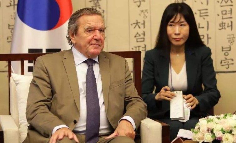 不能说日本天皇想公开反思二战，但被首相阻止了